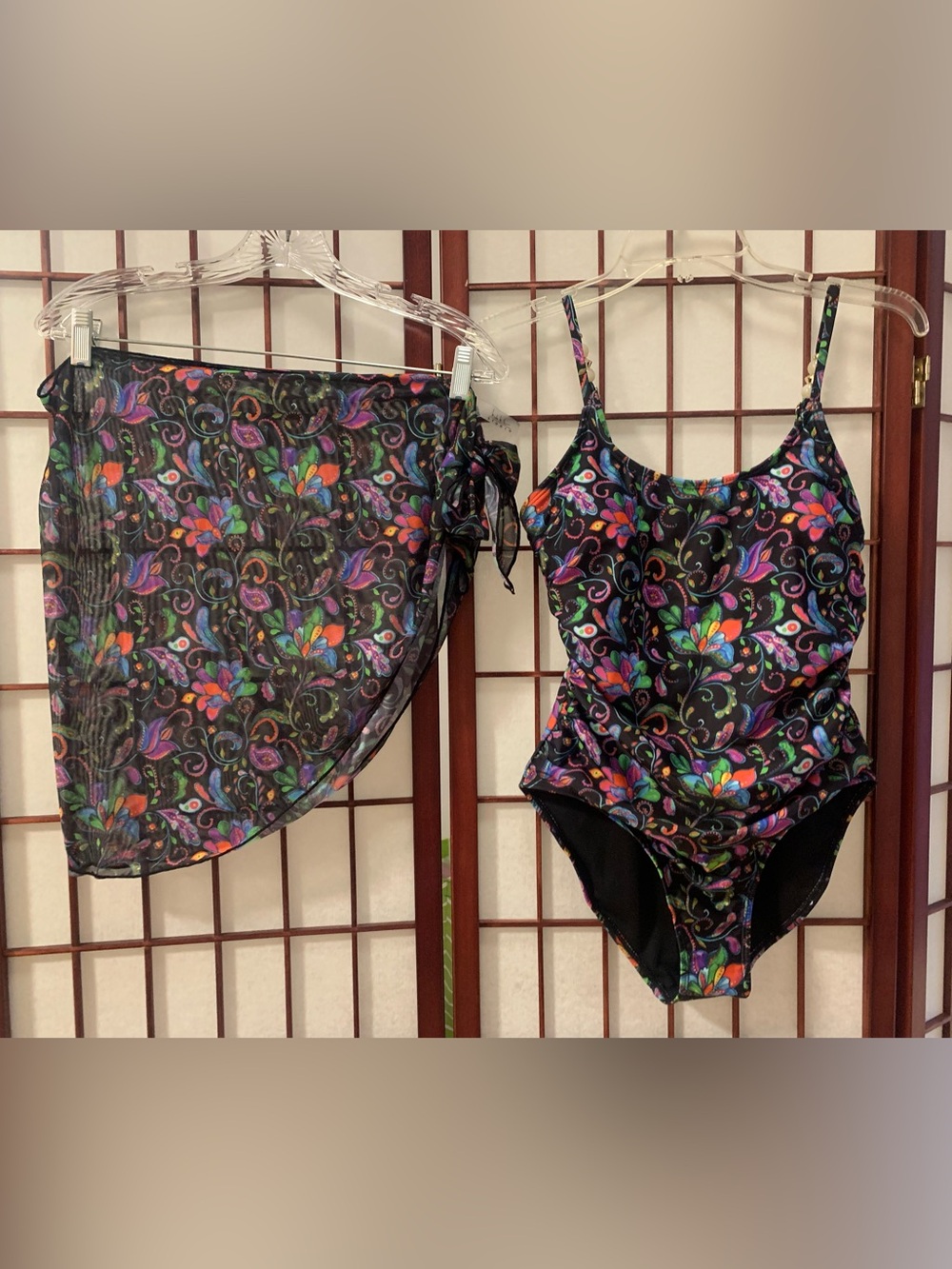 NWT Nicole Miller 1 Piece Side Ruched Black Multi-Paisley Swimsuit + Sarong SZ S